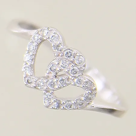 Ring hjärtan med vita stenar stl:17¾ bredd 2-8,4mm silver 925/1000 Vikt: 1,6 g