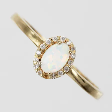 Ring med opal imitation och vita stenar saknar en sten stl: ca 18½ bredd: ca 1-7mm 14K Vikt: 1,5 g