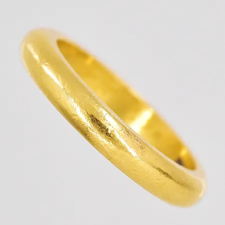 Ring stl:16¾ bredd 3mm, gravyr, 23K. Vikt: 7 g
