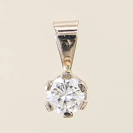 Hänge med diamant ca 0,45ct kvalitet TW(G)/VS 12x5,4mm, slitna klor, ostämplat 18K Vikt: 0,8 g