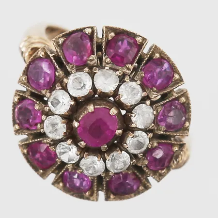 Ring med rubiner och vita safirer stl:16¼, bredd 2-16mm, nagg på stenar, ostämplad, 14K Vikt: 4,9 g