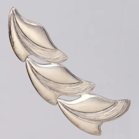 Brosch med delvis mönstrad dekor, längd ca 70mm, bredd 25mm, 835/1000 silver Vikt: 7,4 g