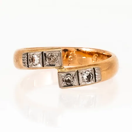 Ring med vita stenar stl:16¾ bredd 3,5-7,5mm, spricka, gravyr, 18K 3,9g. 