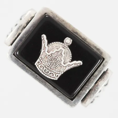 Ring med onyx och mönstrad dekor stl: 18¾ bredd: ca 4-12mm silver 925/1000 Vikt: 9,3 g