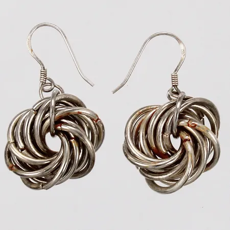 Ett par örhängen längd: ca 3,5cm bredd: ca 1-20mm silver 925/1000 Vikt: 16 g