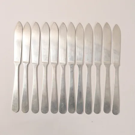 Tolv knivar Wiwen Nilsson längd 22cm, Lund år 1970, silver 830/1000 Vikt: 702,2 g