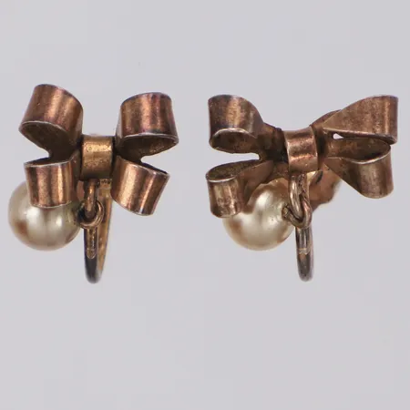 Ett par örhängen rosetter med plastpärlor, längd ca 13mm, bredd 15mm, förgyllda, skruvlås, Stjerntoft Metallfabrik Holger år 1951, 830/1000 silver Vikt: 2 g