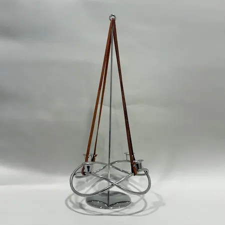 Kandelaber "Season" Maria Berntsen för Georg Jensen Ø26mm höjd 60cm stål, tillhörande stativ med läderremmar, läder med mindre fläckar samt slitage Skickas med postpaket.
