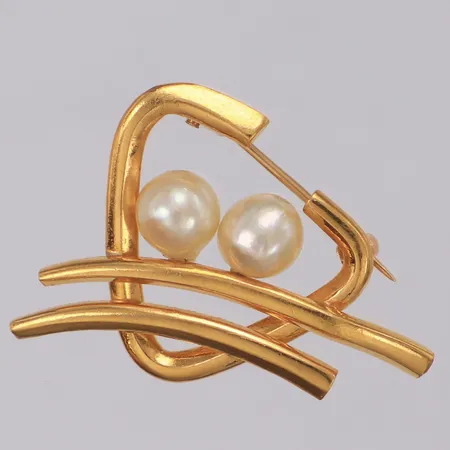 Brosch med odlade pärlor längd 23mm, bredd 30mm, borrhål, gravyr, 23K  Vikt: 6,4 g