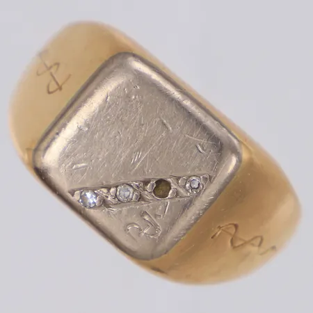 Ring med diamanter 3 x ca 0,01ct stl:19¼, bredd 12mm, diamant saknas, gravyr, 18K  Vikt: 18 g