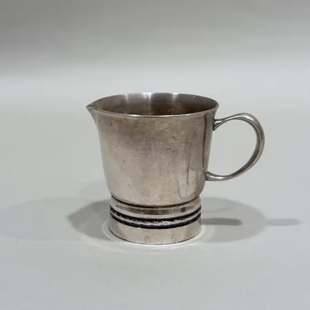 Gräddkanna Eric Löfman för Markströms Guldsmeds Ab K G år 1975 höjd 5,7cm, silver 830/1000 Vikt: 90,4 g