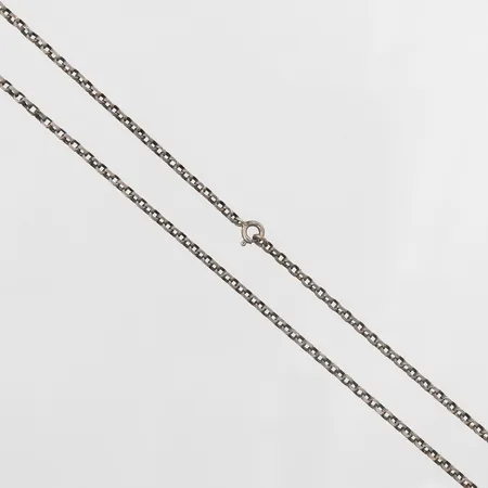 Kedja längd 64,5cm, bredd 3mm, ostämplat silver  Vikt: 10,1 g