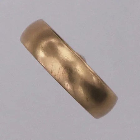 Ring slät stl:20½, bredd 6,1mm, gravyr, 14K Vikt: 7,0g Vikt: 7 g