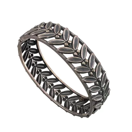 Armring 1960-tal silver 830/1000, öppningsbar, inre mått 18 cm, bredd 18,5 mm, säkerhetskedja, fint skick  Vikt: 33,2 g