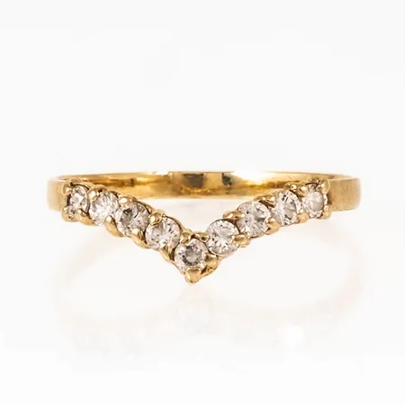 Ring v-form med vita stenar stl:17½ bredd 1,5-3mm, något skev, 18K 1,2g.