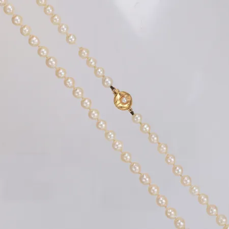 Pärlcollier odlade sötvattenspärlor ca Ø6,1-6,3mm, längd 49cm, guldlås 18K, bör träs om.  Vikt: 0 g