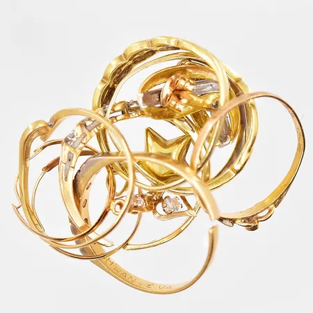 Diverse defekt guld med stenar, 18K. Vikt: 11,3 g