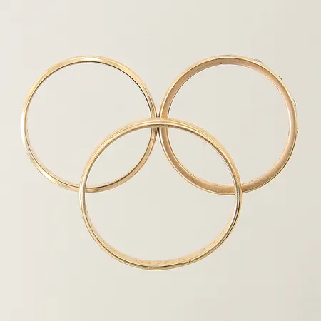 3 ringar 1 med diamanter 4 x ca 0,01ct stl:16¼/16½/19½, 1 diamant saknas, gravyr 18K Vikt: 5,2 g