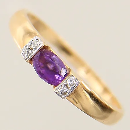 Ring med ametist samt diamanter 4 x ca 0,01ct GHA stl:19½ bredd 1,7-3,7mm 18K Vikt: 2,9 g