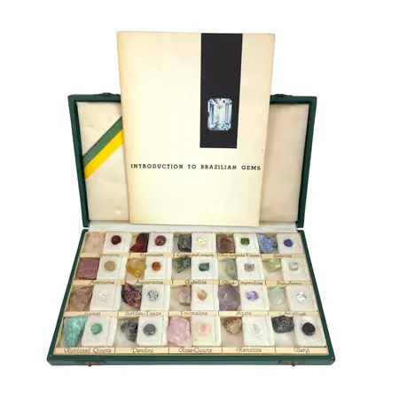 Set med ädelstenar, råsten och slipade stenar, "Introduction to brazilian gems", H. Stern, storlek etui 19,5 x 11,5 x 2 cm,