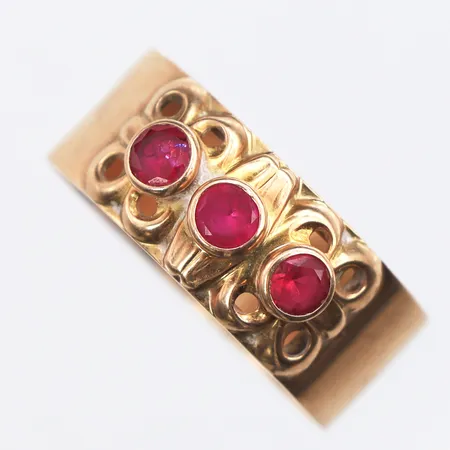 Ring med rosa stenar Stl:20¼, bredd: 8,2mm, Nummiln Koru, Åbo år 1966, gravyr, 14K Vikt: 3,6 g