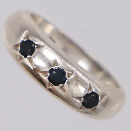 Ring med stenar stl:16, bredd 5,7mm, skadade stenar, 925/1000 silver Vikt: 4,2 g