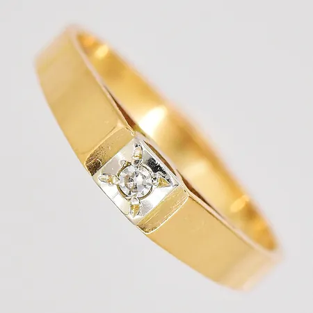 Ring med diamant 0,02ct stl:14¾, bredd 2-3mm, gulguld/vitguld, 18K. Vikt: 1,7 g