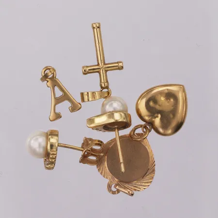 Diverse guld, udda, bucklor, skador, pärlor, 18K Brv: 8,0g Vikt: 8 g