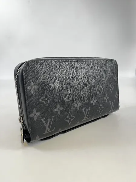 Väska/plånbok Louis Vuitton Zippy XL Wallet, Monogram Eclipse canvas,  beslag i vitmetall, modell: M61698,  ca mått: 22x12x5cm,  kvittokopia från Louis Vuitton Birger Jarlsgatan daterat 16-06-2022, box.