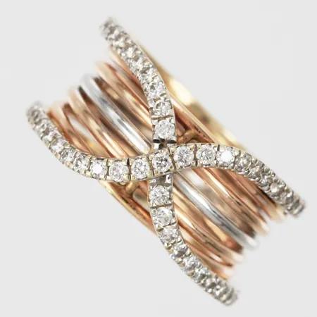 Ring med diamanter ca 47x0,01ct stl: 16½ rött/vit/gult guld 14K  Vikt: 4,5 g