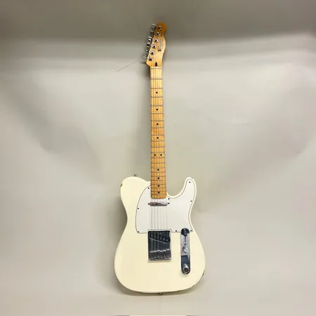 Elgitarr Fender Telecaster, serienummer MZ7110937 år 2007-2008, Mexico, stötskador, flertal lackskador med färgbortfall, mjukt fodral Skickas med postpaket.