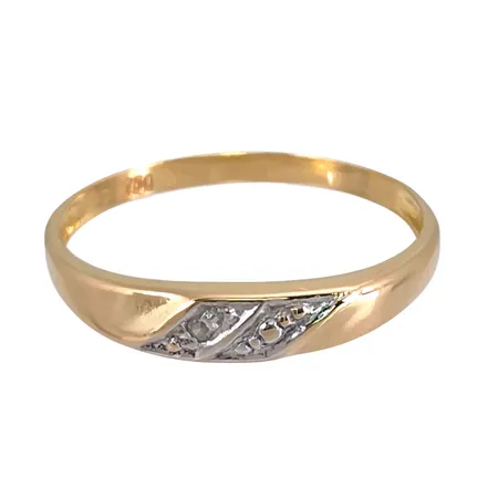 Ring, 18K guld, Diamant 0,005ct, svensk kontrollstämpel, stl:17¾ mm, bredd 2 - 3,5 mm Vikt: 1,1 g