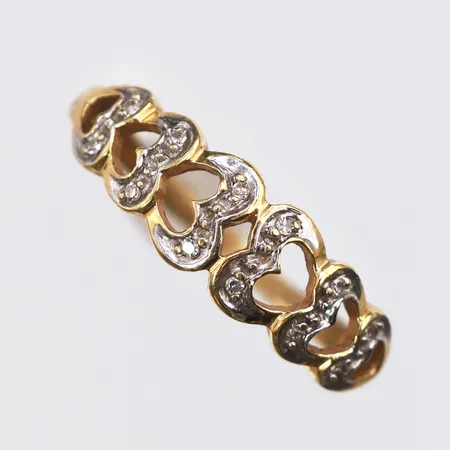 Ring med små diamanter, Stl:17¼, bredd: 2-6,2mm, Guldfynd, 18K Vikt: 2,2 g