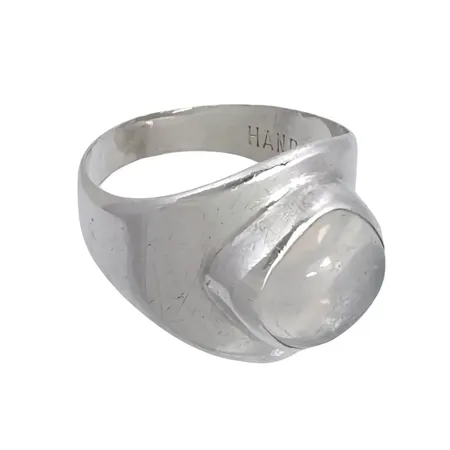 Retro Ring GUSSI Malmö 1960, silver, månstensliknande sten, stl:17¼ mm, bredd 4-17 mm, stämplad HANDSMIDE inuti skena, sten med ytslitage  Vikt: 4,3 g
