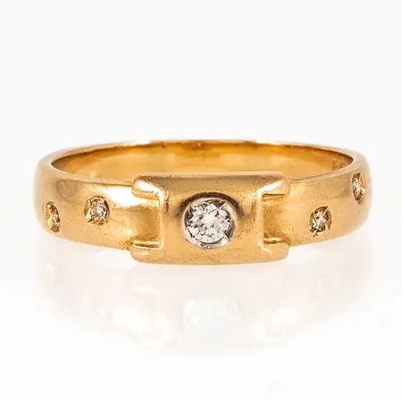 Ring med 1 x ca 0,05ct och 4 x ca 0,01ct briljantslipade diamanter stl:17½ bredd 3-5,2mm 18K 3,8g. 
