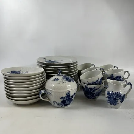 Kaffeservis med 38 delar, Blå Blomster, Royal Copenhagen, elva kaffekoppar med fat + två fat, (1549) sockerskål med lock (1880) gräddkanna (1537) tolv assietter (1625),  Skickas med postpaket.
