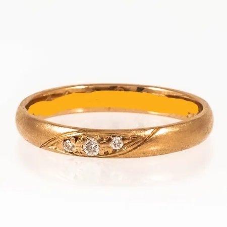 Ring Schalins med tre briljantslipade diamanter totalt 0,04ct stl:17 bredd 3mm höjd 1,2mm, gravyr, nött fattning, 18K 2,4g. 