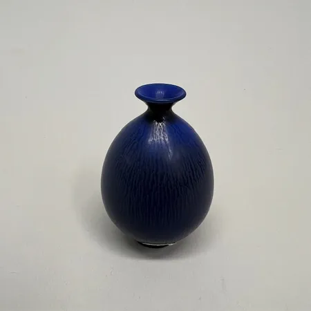 Miniatyrvas Berndt Friberg Gustavsberg, studiohanden, harpälsglasyr i blått, höjd ca 7cm, etikettmärkt, stengods Skickas med postpaket.