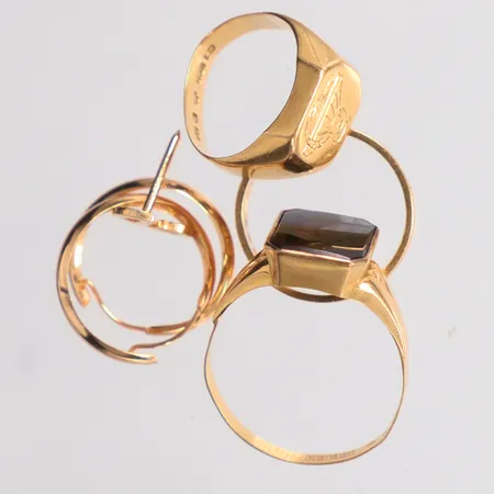 3 ringar gravyr defekta  ett par örhängen defekta 1 singelörhänge 18k  Vikt: 9,9 g