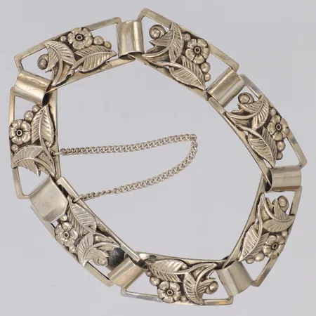 Armband med floral dekor längd ca 17cm, bredd 11mm, säkerhetskedja, silver 830/1000  Vikt: 11,9 g