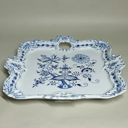 Bricka Meissen lökmönster blått 41x41cm Skickas med postpaket.