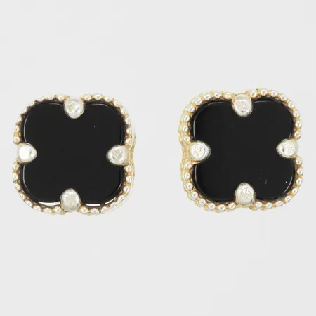 Ett par örhängen med Onyx längd: ca 1,2cm Ø: ca 7mm OBS! Ej märkesdesign! förgyllt silver 925/1000 Vikt: 1,7 g
