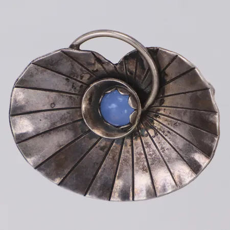Brosch med cabochonslipad kalcedon, längd ca 30mm, bredd 35mm, Alton år 1957, 830/1000 silver Vikt: 6,1 g
