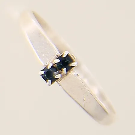 Ring med blå stenar stl:16½ bredd 2-4,7mm silver 835/1000 Vikt: 0,8 g