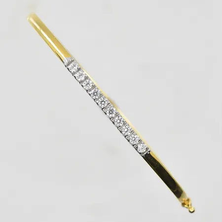 Armring öppningsbar med vita stenar innermått 50x58 mm, rödguld/vitguld, 18K. Vikt: 5,3 g