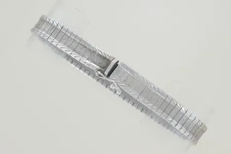 Armband längd 18 cm bredd 0,8 cm, lite ojämn silver Vikt: 13,8 g