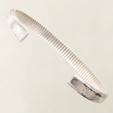 Armring Icon Cuff Skultuna öppen modell innermått ca 17,5cm bredd 7mm, repig, något skev, inga tillbehör, silver 925/1000 Vikt: 29,8 g