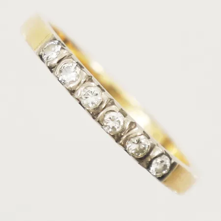 Ring med diamanter 6 x 0,03ct, stl:19½ bredd 2,5mm, detaljer i vitguld, gravyr, 18K Vikt: 3,7 g