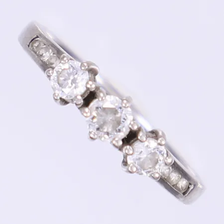 Ring med vita stenar stl 17¼ bredd 1-5mm silver 925/1000 Vikt: 1,4 g