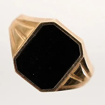 Klackring med onyx stl 19½ bredd 4,5-14,2mm 18k Vikt: 4,6 g